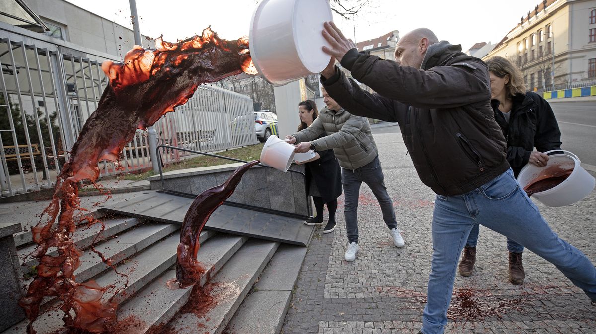Foto: Ruskou ambasádu v Praze zalila umělá krev, pět litrů za každou oběť války
